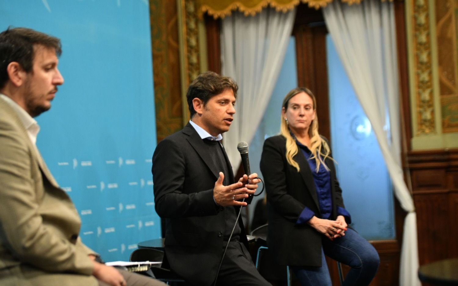Axel Kicillof firmó acuerdos con once intendentes para financiar la compra de bienes e insumos
