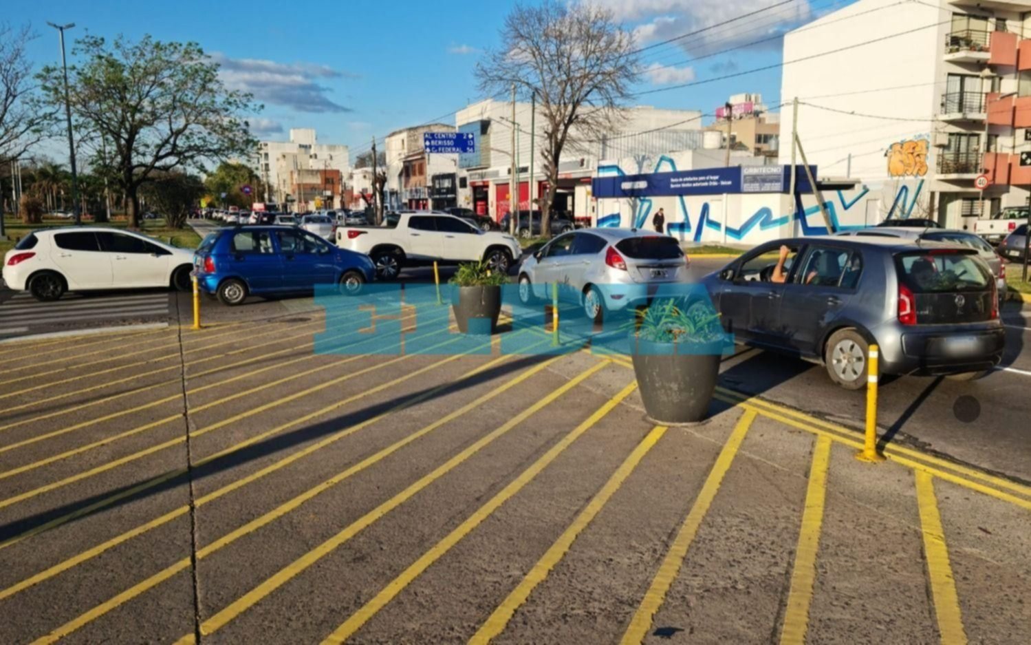 Terrible accidente en la esquina de 14 y 32: un auto chocó a varias personas en la bicisenda