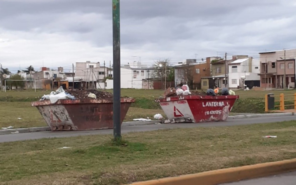 "A la noche no se ven": reclamo por presencia de contenedores en una transitada avenida