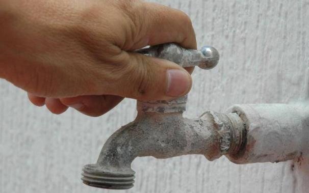 Estuvo un mes internada y desde que llegó a su casa no tiene agua: el drama de una abuela platense 