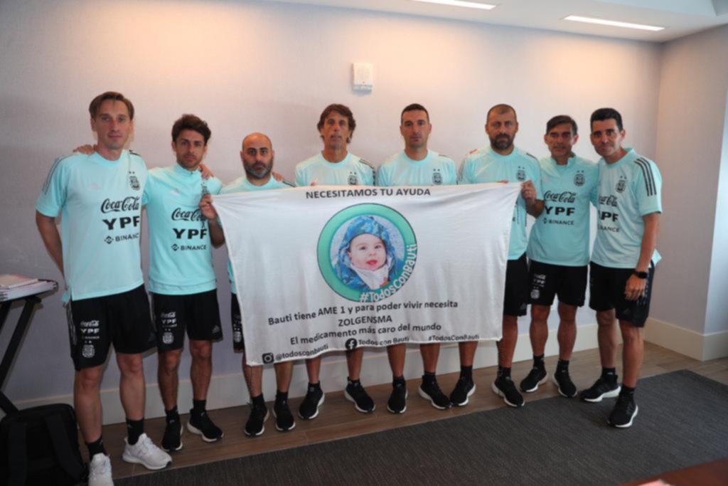 El cuerpo técnico del seleccionado argentino junto a “Bauti”