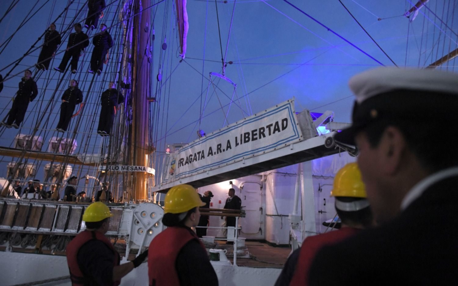 La Fragata Libertad pudo ingresar al Puerto de Buenos Aires tras un sorpresivo paro gremial