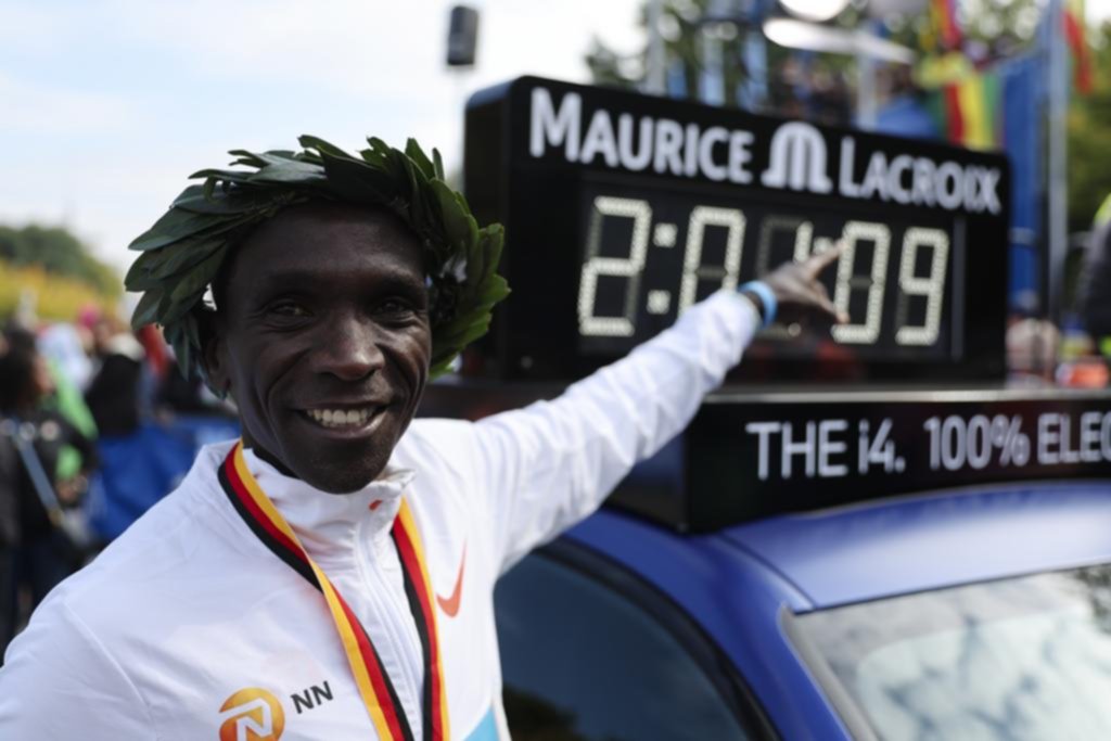 El keniata Eliud Kipchoge se superó así mismo al batir su propio récord de maratón corrida en las calles de Berlín