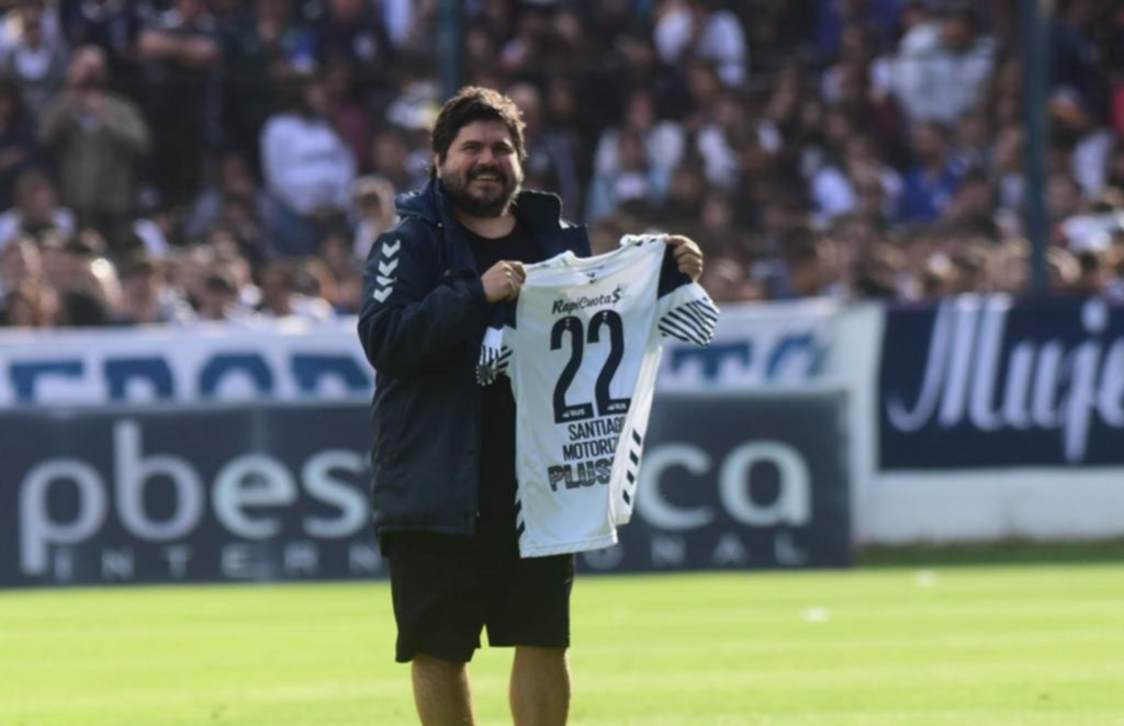 El cantante Santiago Motorizado recibió su camiseta en el entretiempo