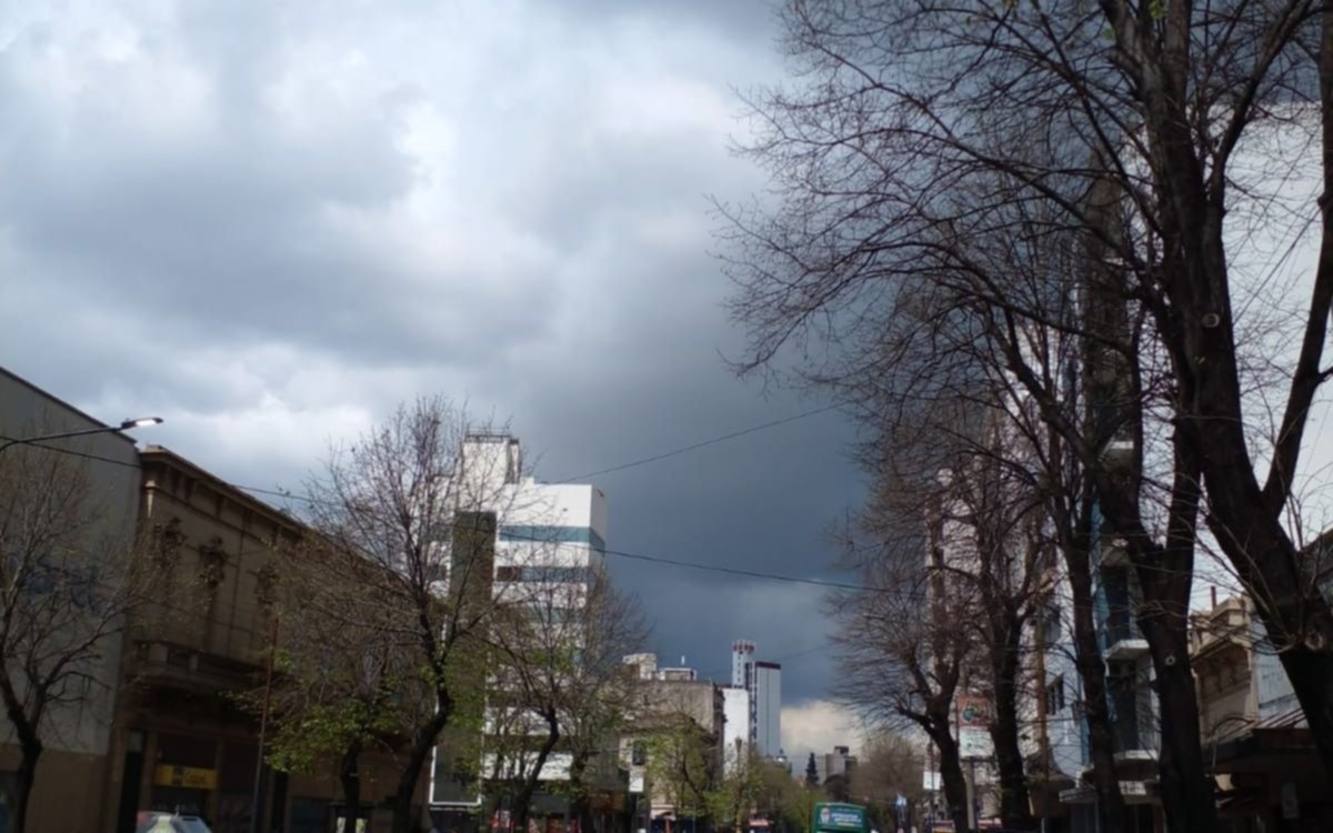 Clima de locos en La Plata: chaparrón, nubes negras, y... otra vez sol