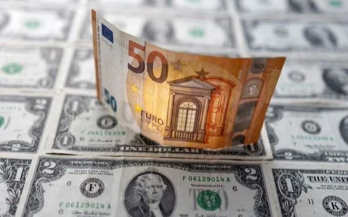El euro y la libra esterlina se desploman y tocan mínimos históricos