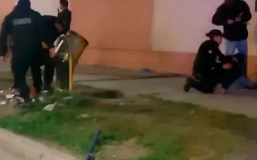 En Caleta Olivia, 2 chicas de 13 años apuñalaron a otra “por un chico”: la víctima pelea por su vida