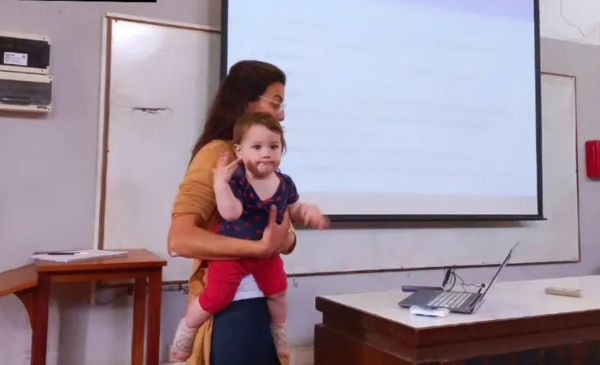 video.  Esempio: un’insegnante che ha studiato medicina con un bambino in braccio ed è diventata virale
