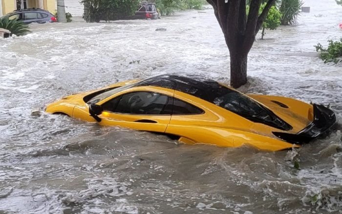 Un McLaren acuático: la imagen que se volvió viral tras el paso del Huracán Ian por Florida