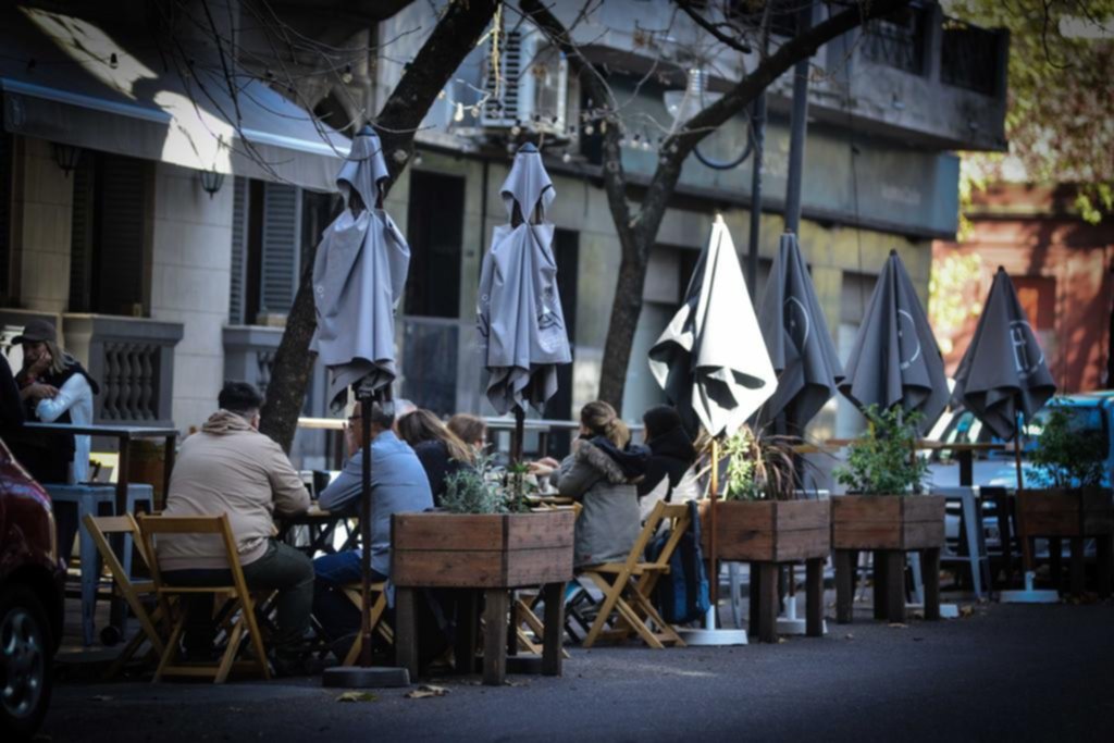 Más restoranes y bares pueden “bajar” a la calle