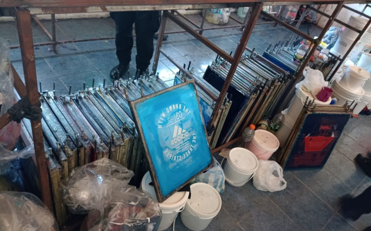 En un operativo policial secuestran unas 5 mil prendas de "imitación" para ser vendidas en La Salada