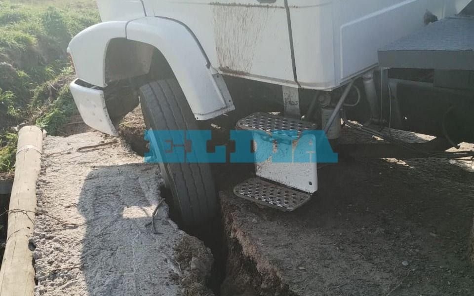 Un camión impidió el único acceso a un barrio de Olmos y los vecinos volvieron a manifestar su malestar  