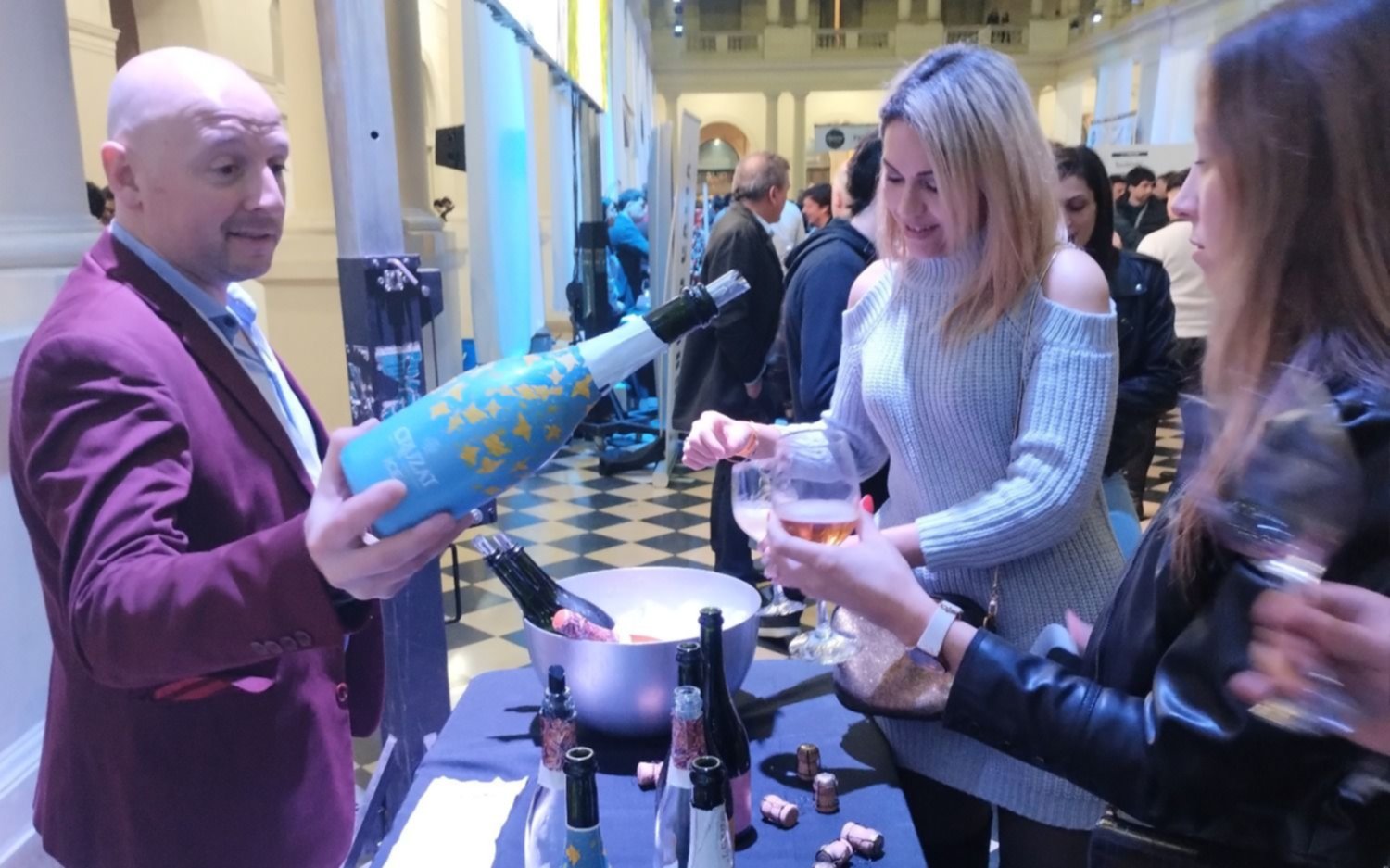 Singular éxito de la Expo Vinotecas que continuará hoy en el Pasaje Dardo Rocha