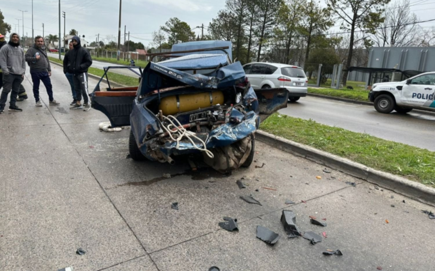 Impactante choque entre un camión y un auto en un semáforo: una mujer quedó atrapada
