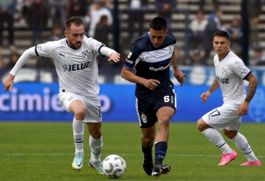 El plantel vuelve a entrenar con un interino