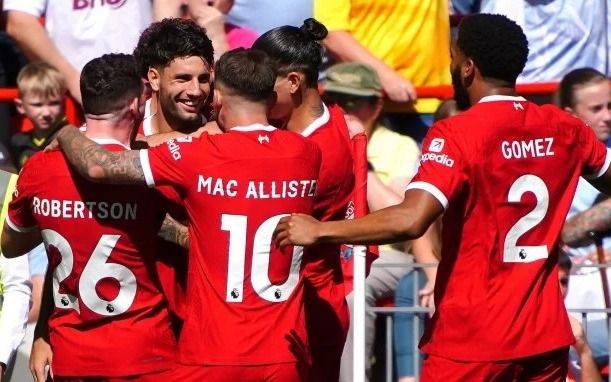 Liverpool, con el argentino Mac Allister, derrotó a Aston Villa, en la vuelta del "Dibu" Martínez