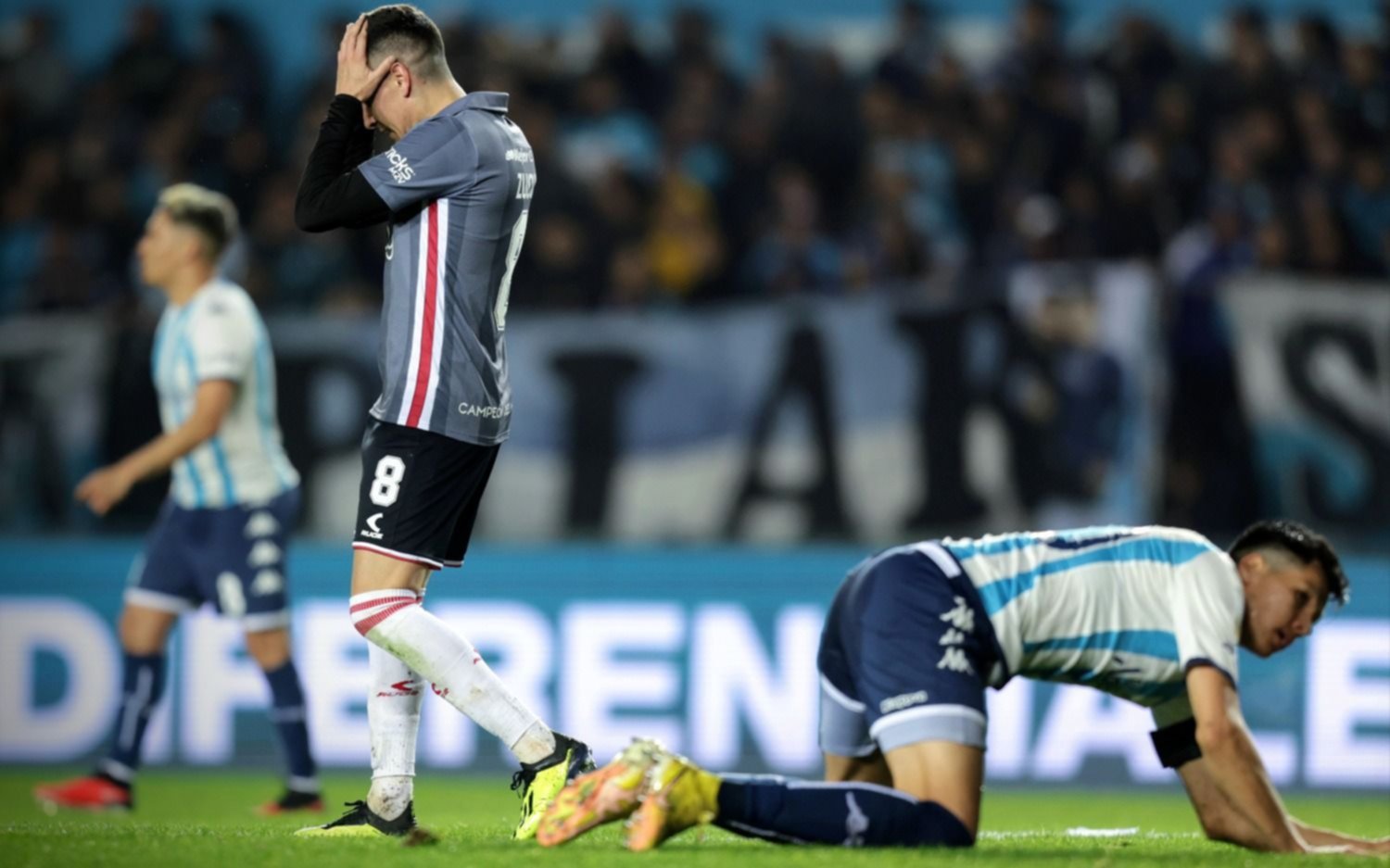 Estudiantes jugó mal el primer tiempo, mejoró con los cambios y terminó perdiendo 2 a 1 ante Racing
