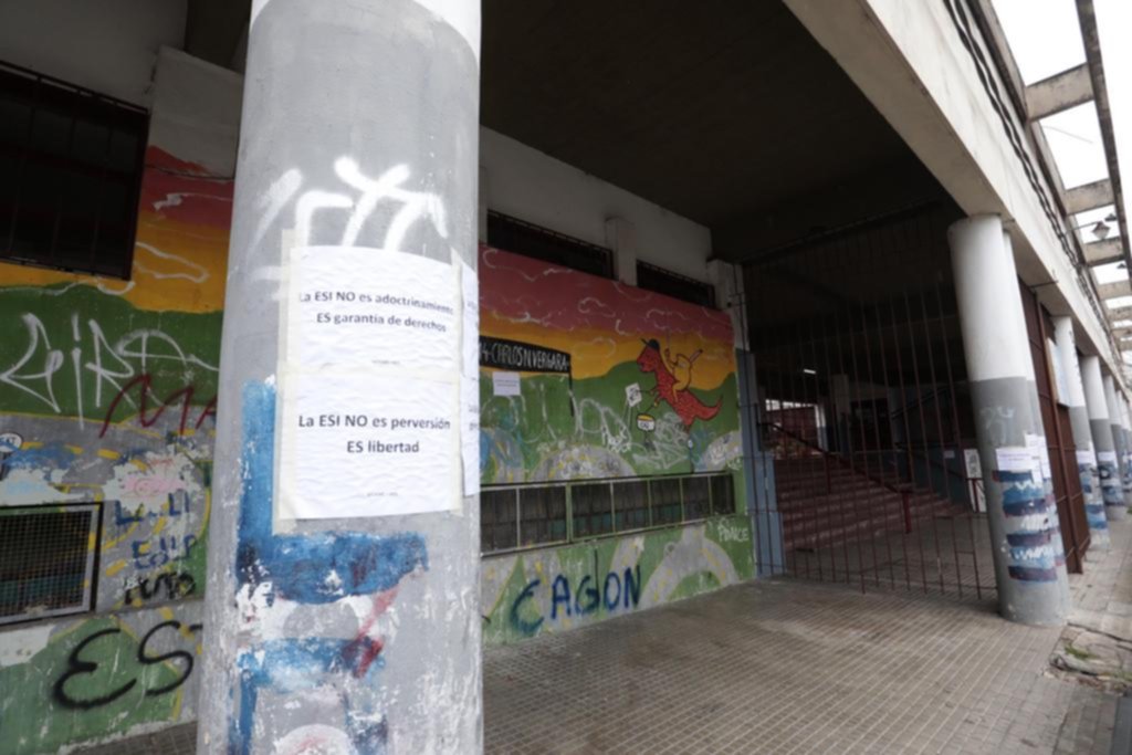 La Plata: batalla de pintadas y afiches por la educación sexual integral en las aulas