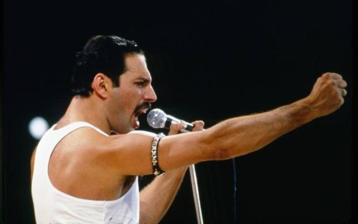 Desde su piano hasta el peine para su bigote: subastan más de 1.500 objetos de Freddie Mercury