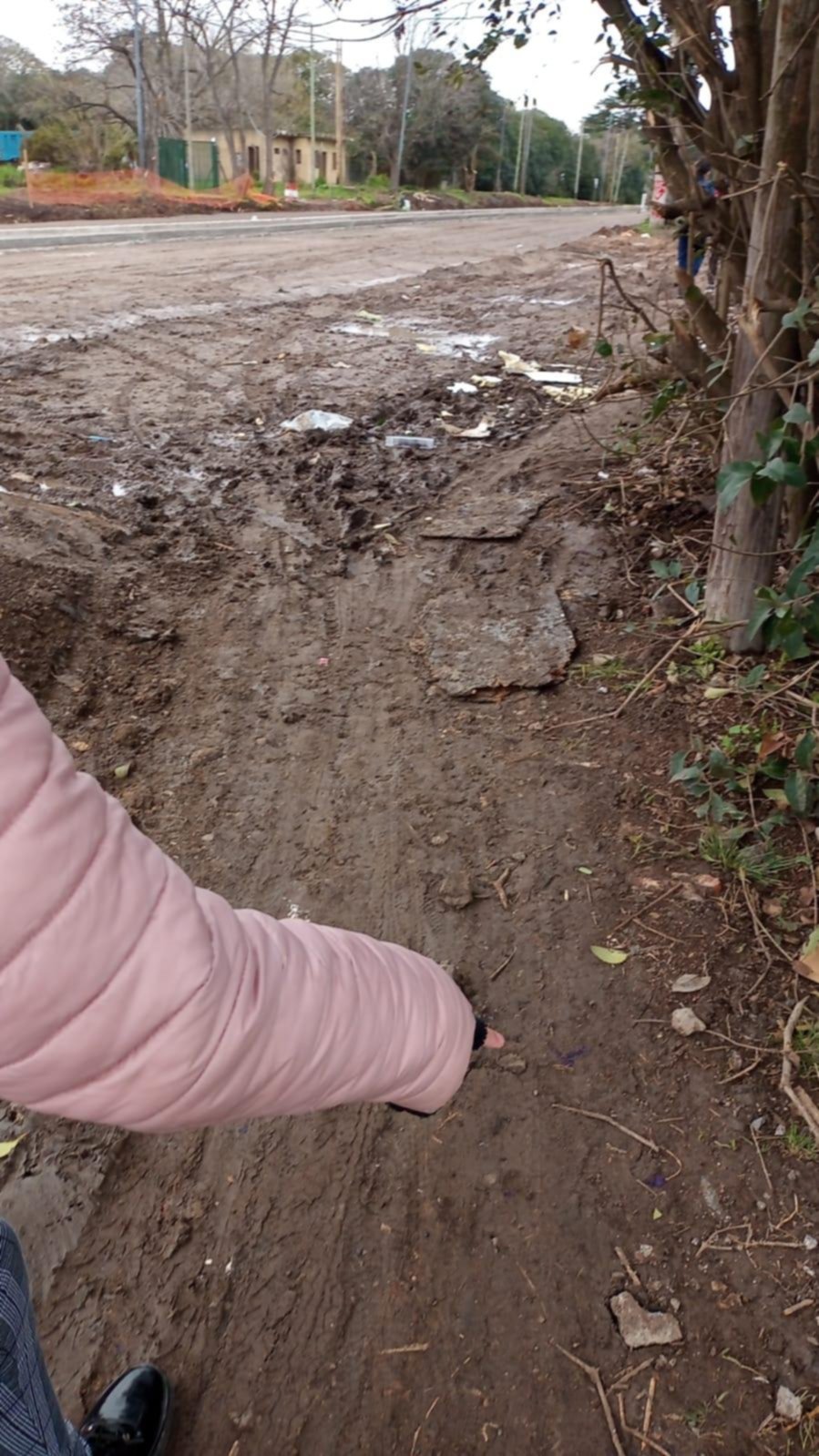 Vecinos reclaman un acceso peatonal en la esquina de 131 y 516