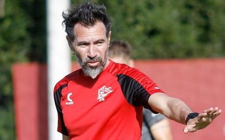 El técnico de Estudiantes busca un mensaje en sus jugadores para recuperar el protagonismo