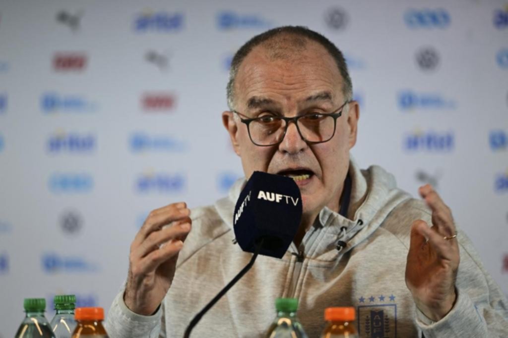 Bielsa pasó lista y dejó afuera a dos históricos: Suárez y Cavani
