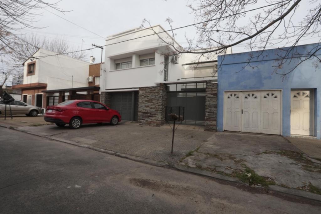 Alarmas, rejas y, ahora, dogos: vecinos de La Plata se cuidan como pueden del delito