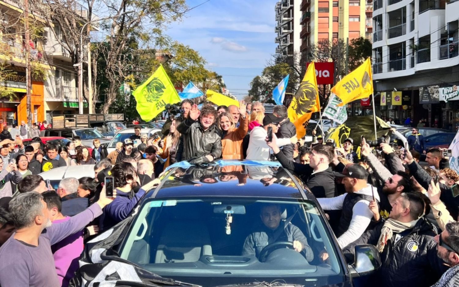 Elecciones 2023: Milei, el "Dipy" y Píparo de caravana por La Matanza y Merlo