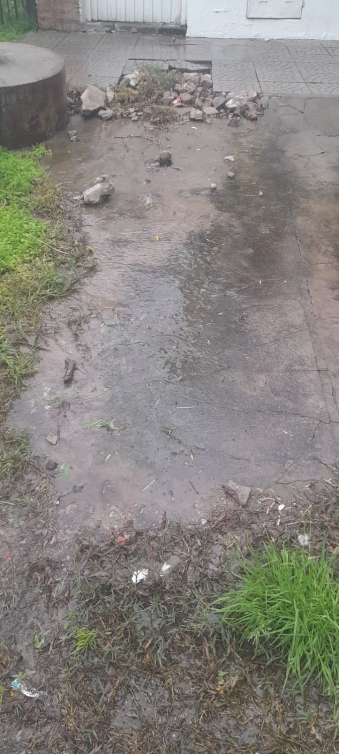 Una pérdida de agua complica el acceso a un club de jubilados en Los Hornos