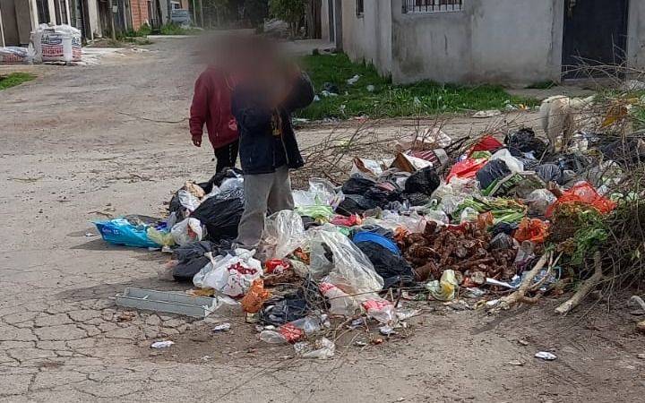 Tapados de basura: así viven en una zona de Villa Elvira