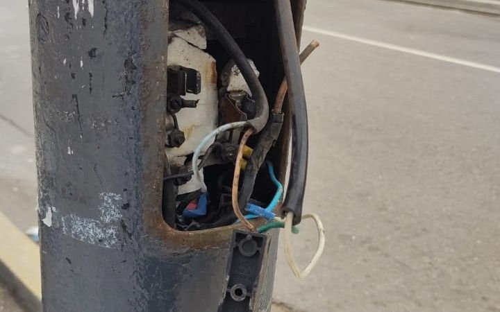 Cables pelados en un poste en plena Av. 7