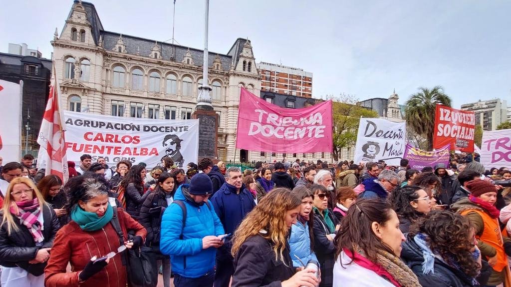 Sigue el paro de un gremio docente, que se siente en escuelas de La Plata: descontarían los días