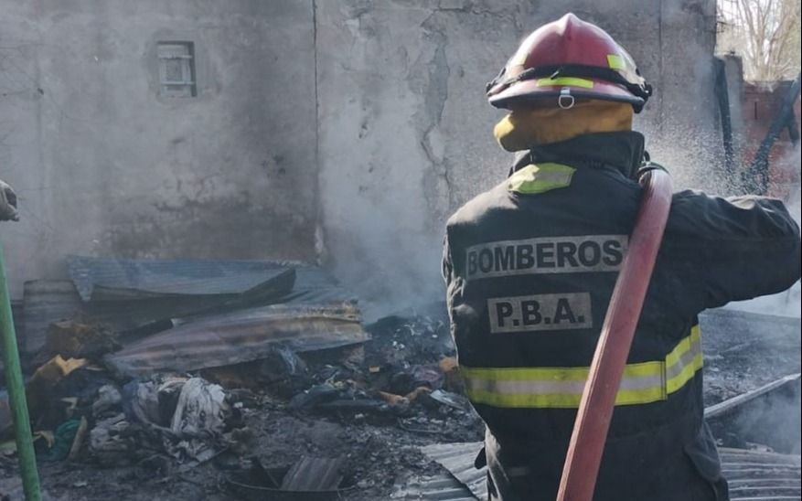 Se incendió una casa de La Plata y un joven terminó quemado y asfixiado