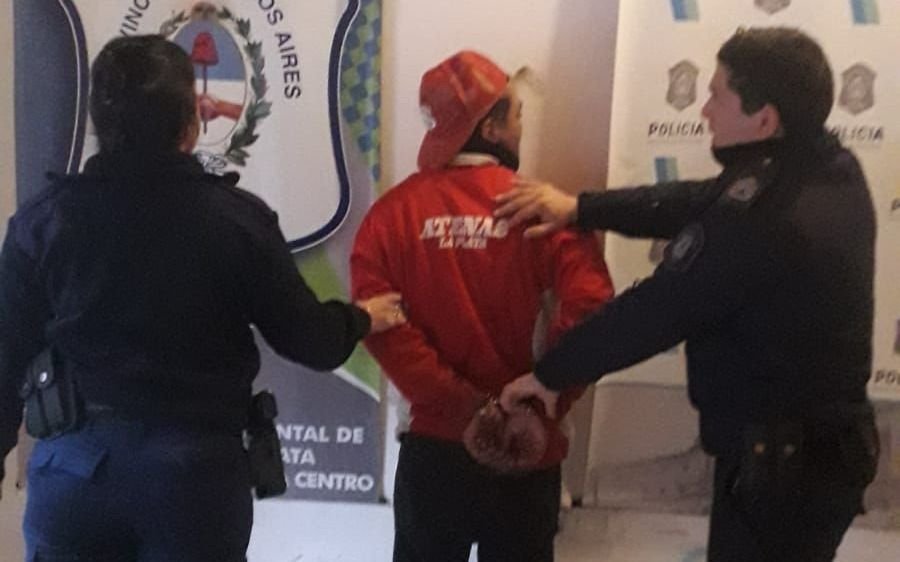 Denuncian que un "trapito" hirió en el cuello a un hombre con una botella rota en 1 y 45