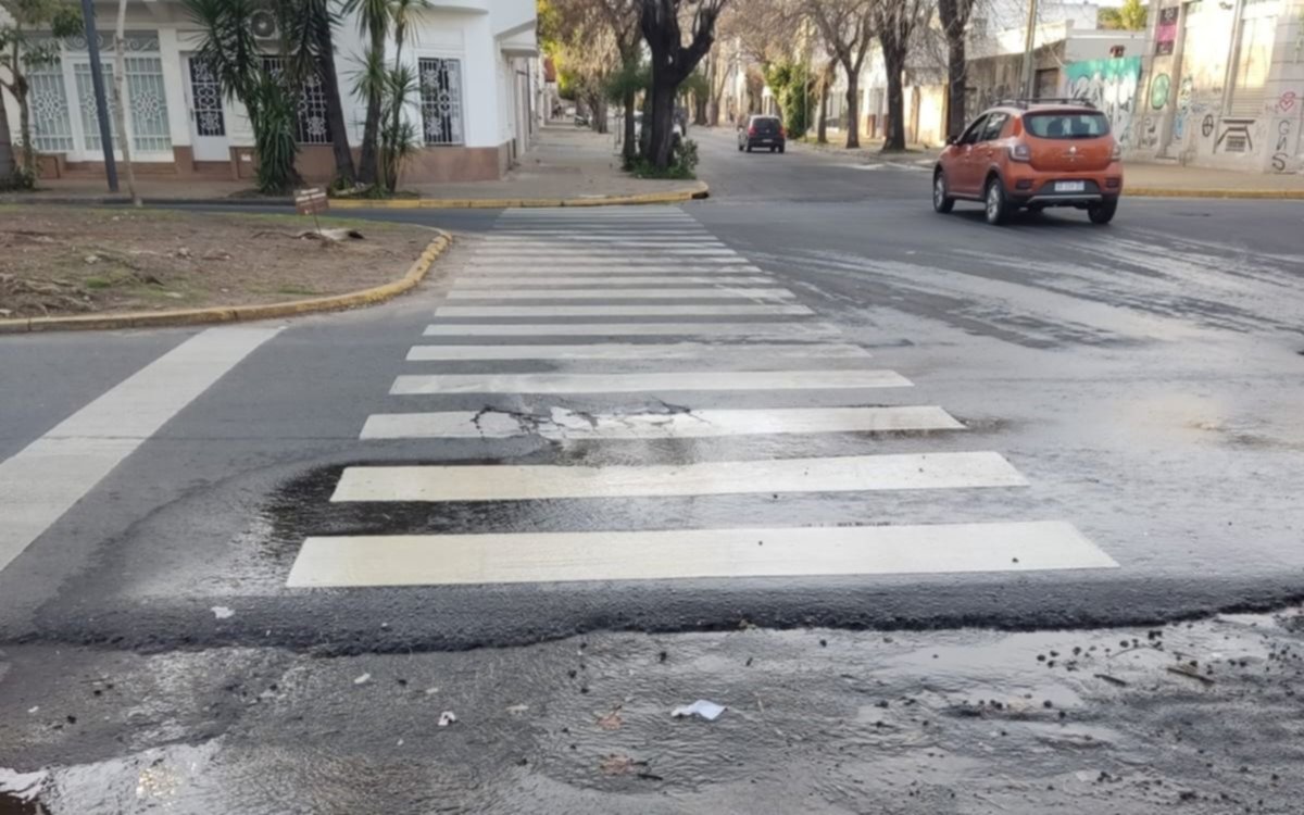 Una pérdida de agua preocupa a los vecinos de un barrio platense