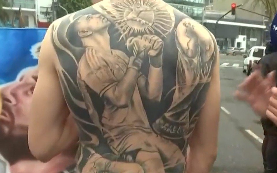 VIDEO. El increíble tatuaje de un fanático en homenaje al "Dibu" Martínez