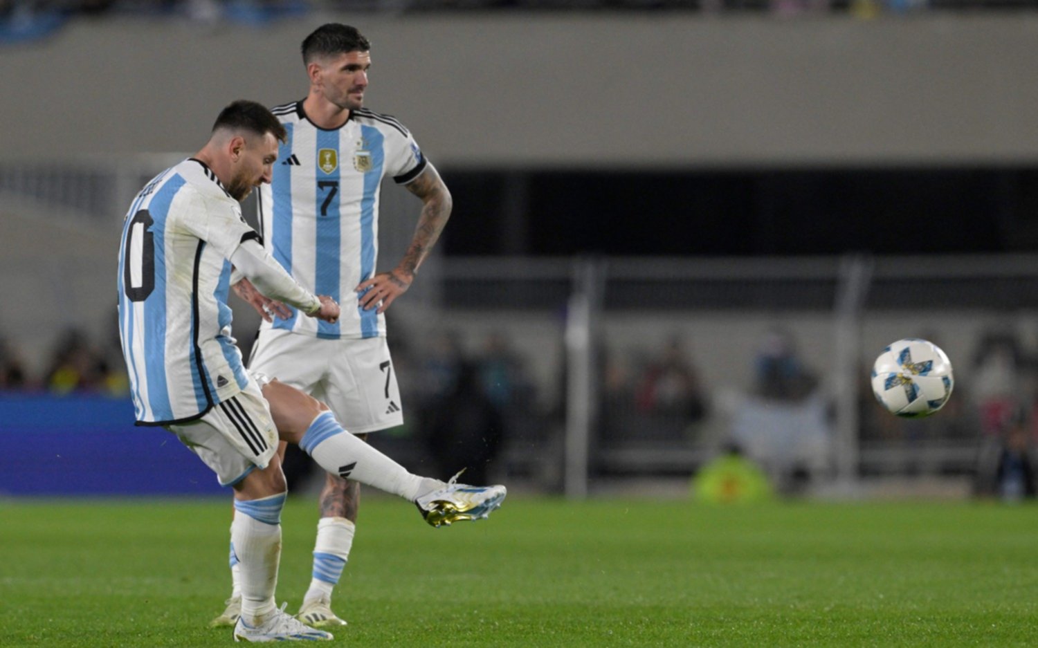 VIDEO. El tiro libre magistral que le dio la victoria a la Selección Argentina ante Ecuador