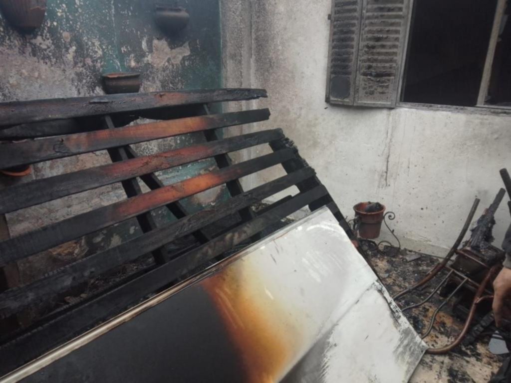 Se incendió su domicilio mientras dormía y de milagro no fue tragedia