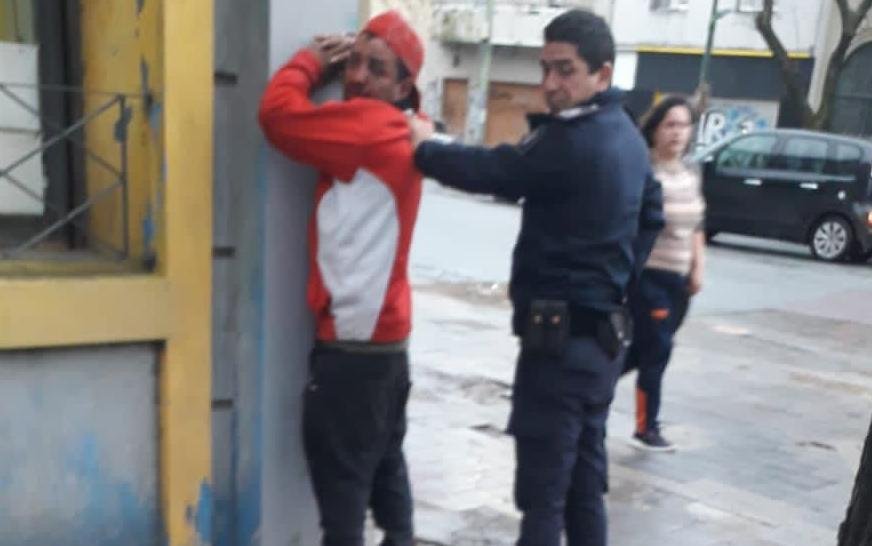“Sin franela”: acusan a un trapito por el salvaje ataque a un malabarista en 1 y 45