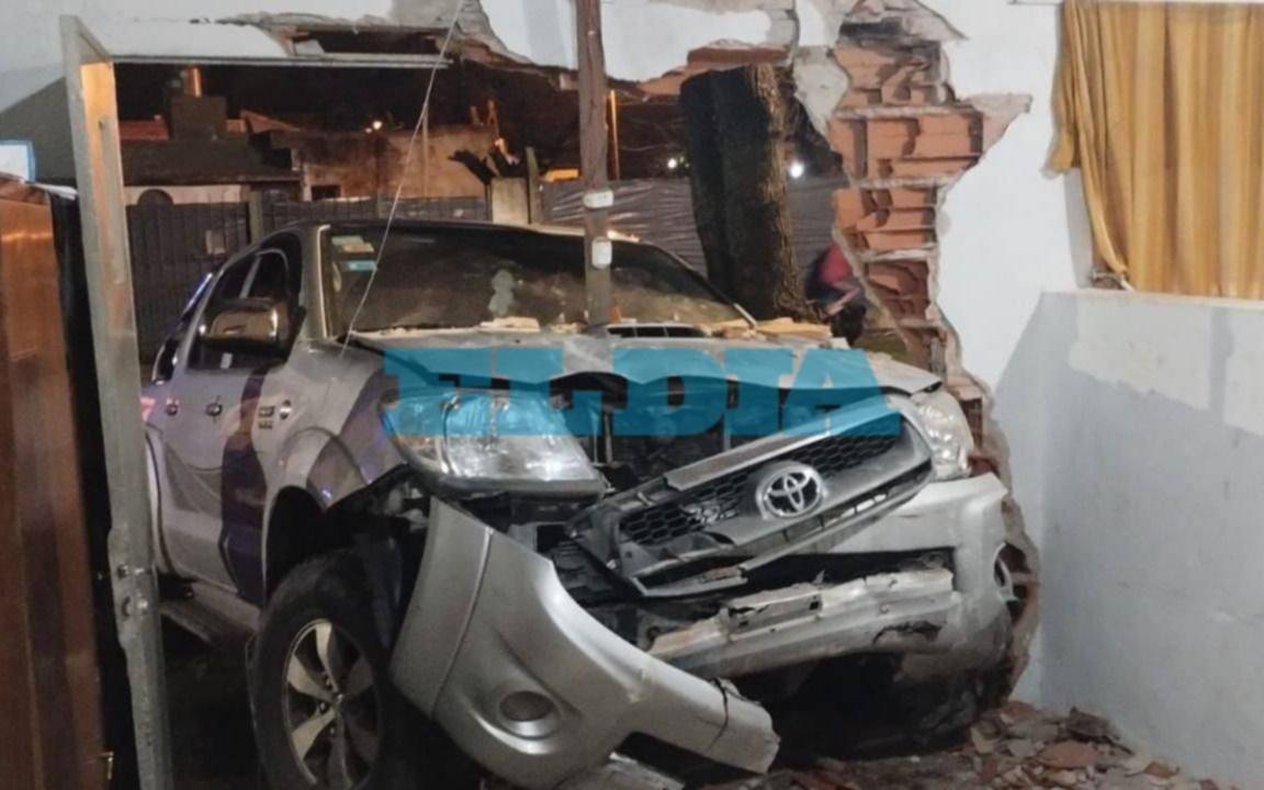 Perdió el control de la camioneta, se metió en una casa y se fugó corriendo: choque y misterio en La Plata