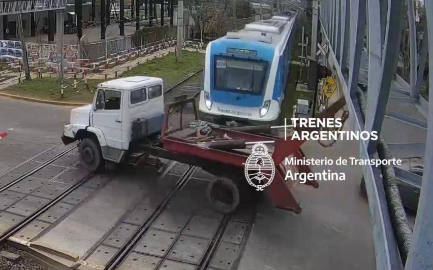 Habló el camionero que pasó la barrera baja en Quilmes
