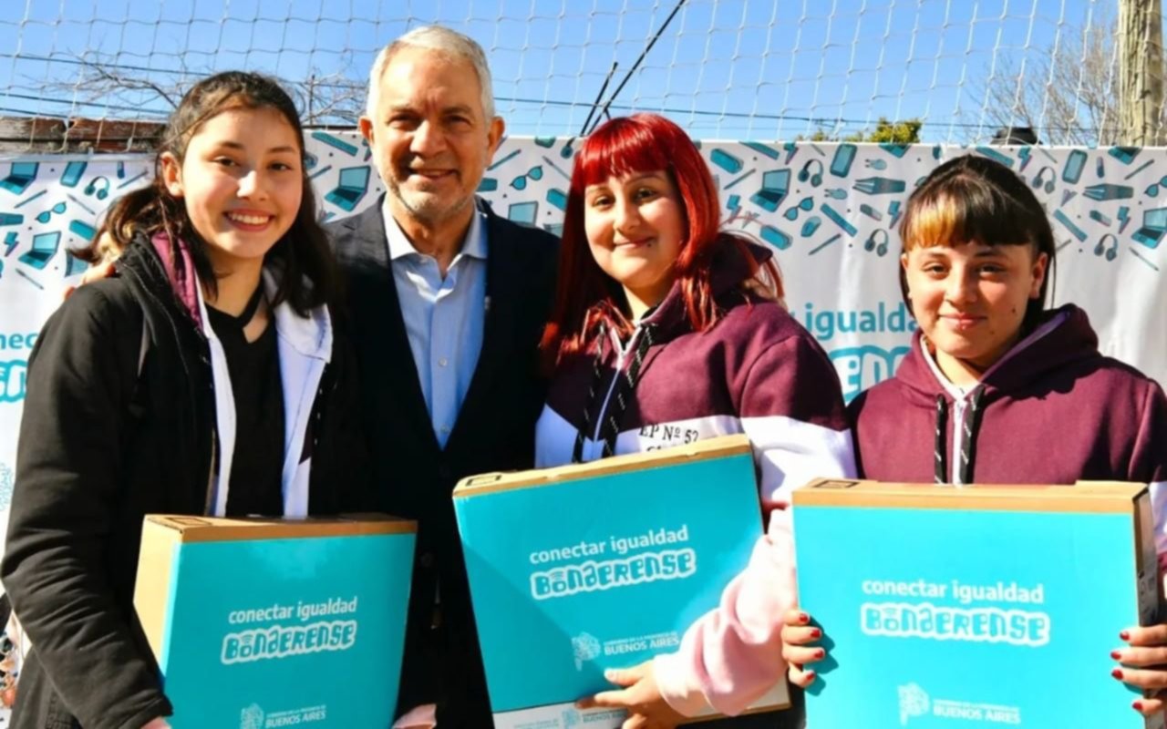 Julio Alak hizo entrega de 400 netbooks a estudiantes secundarios de La Plata