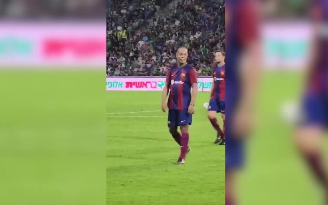 VIDEO. Ronaldinho intacto: asistencia exquisita y gambeta a un fan que se metió en la cancha