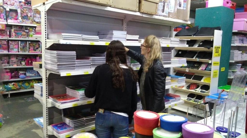 Otro golpe al bolsillo: aumentan los artículos de librería tras la devaluación
