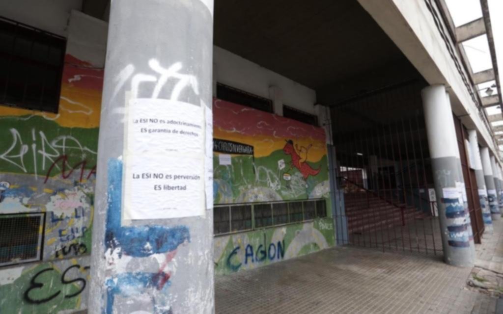 Pintadas y carteles en las escuelas de La Plata