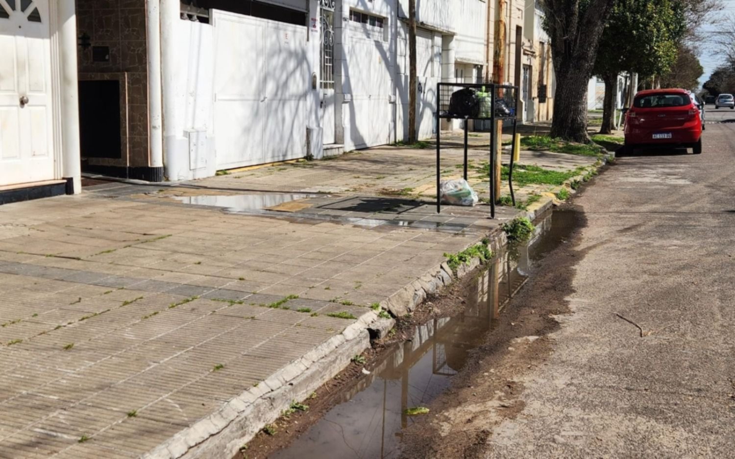 Vecinos de La Plata preocupados por un desborde cloacal: "Hicimos reiterados llamados"