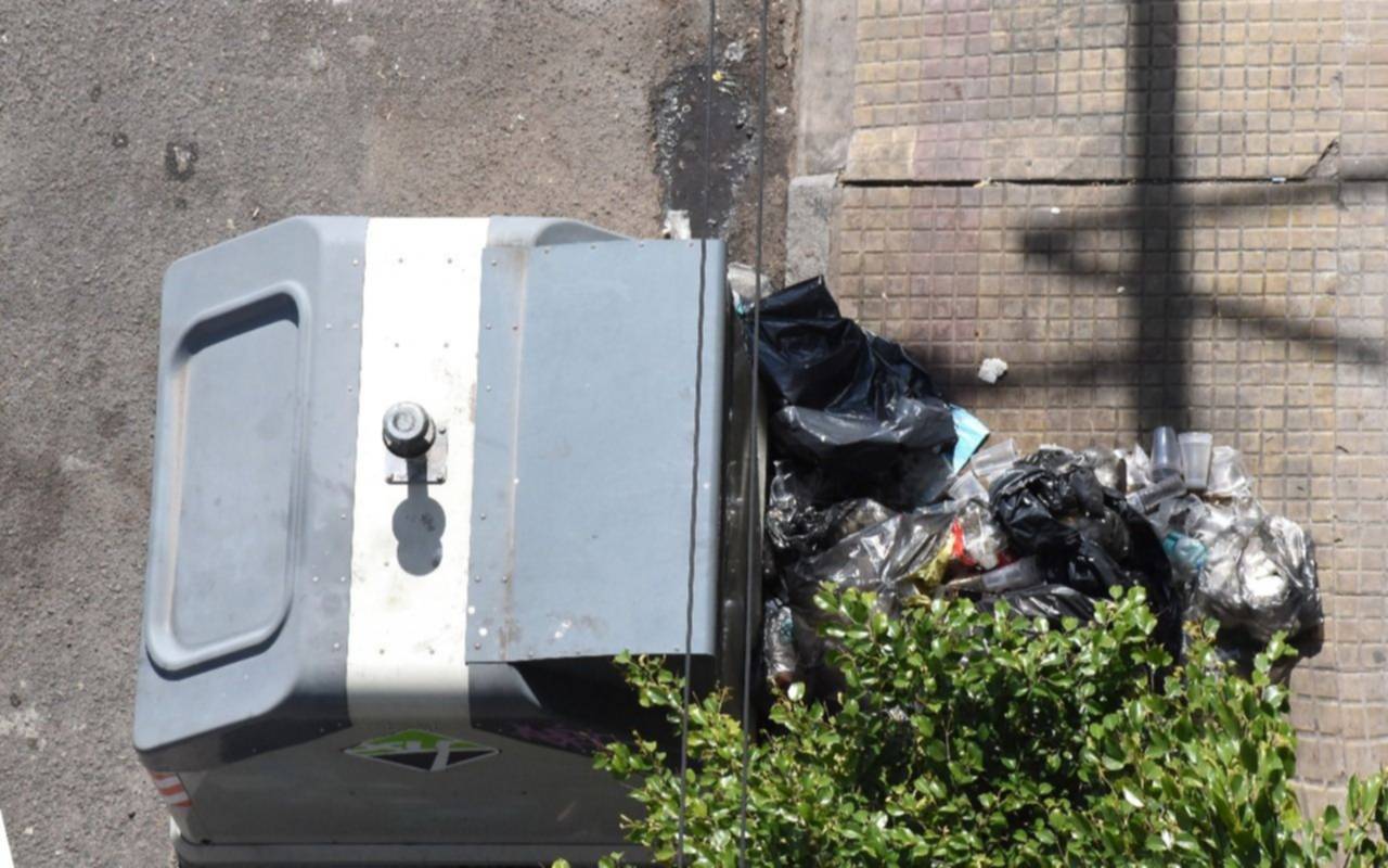 Un contenedor de basura "desbordado" en La Plata