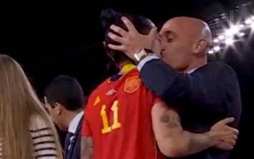 Rubiales renunció a la Federación Española tras el escándalo por el beso a Jenni Hermoso