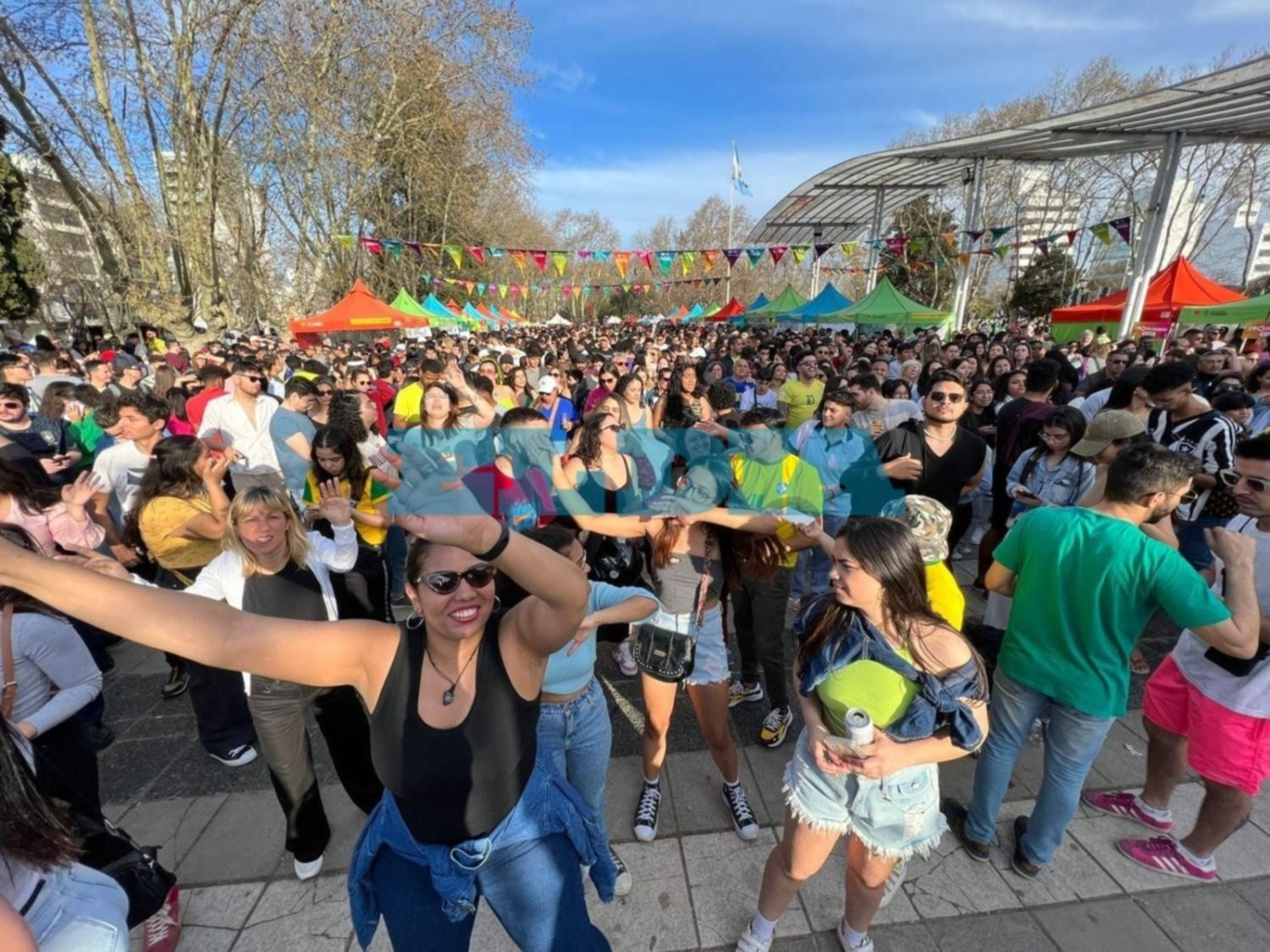 FOTOS | La cultura brasileña copó con ritmo, color y aromas a la Plaza Malvinas