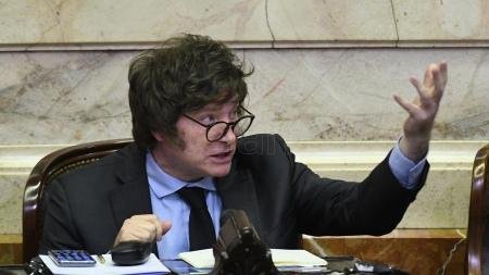 Dura advertencia de más de 150 economistas al plan dolarizador de Milei